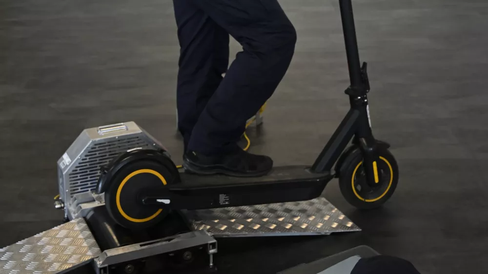 Naprava danskega proizvajalca BM autoteknik A/S je trenutno edini tovrstni merilnik v Sloveniji. Policija je napravo, ki v Sloveniji ni certificirana, dobila marca, od takrat jo preizku&scaron;ajo in si jo predajajo med policijskimi postajami. Foto: Nik Erik Neubauer