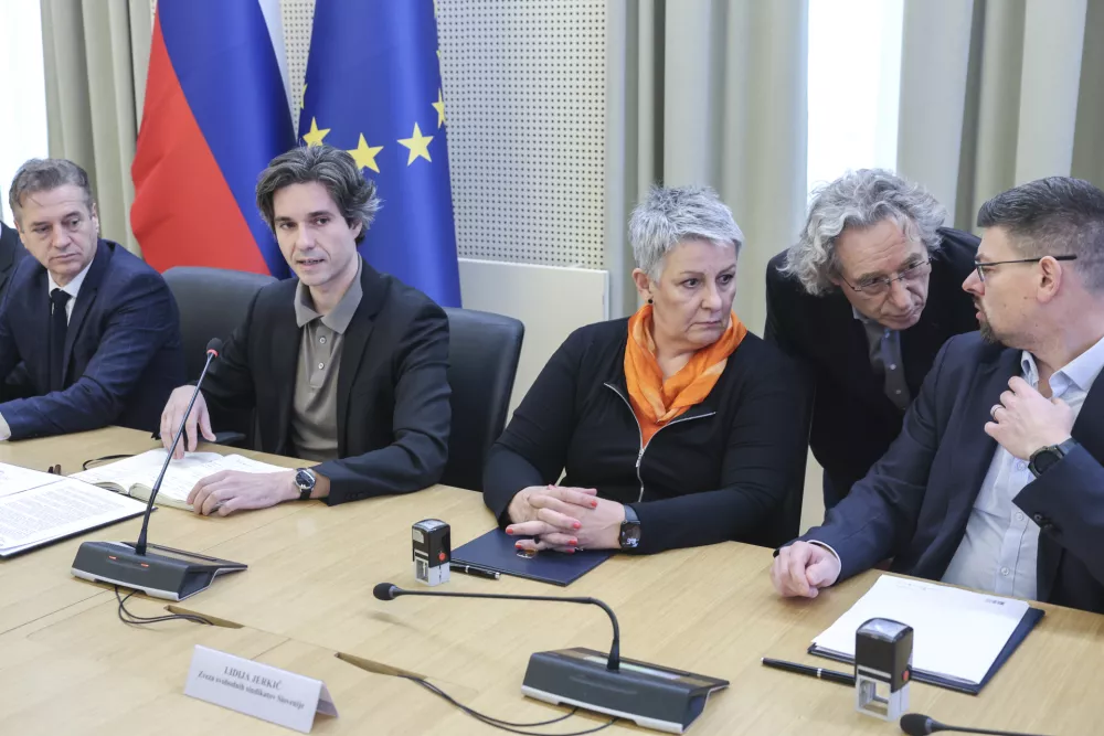 Lidija Jerkič, Luka Mesec, Robert Golob, Branimir &Scaron;trukelj, Jakob Počivav&scaron;ek- 02.04.2025 - podpis dogovora socialnih partnerjev o noveli zakona o pokojninskem in invalidskem zavarovanju, na katerem bodo predstavili usklajene spremembe sistema pokojninskega in invalidskega zavarovanja//FOTO: Jaka Gasar