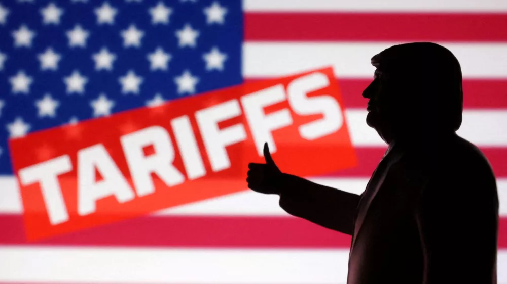 FILE PHOTO: A 3D-printed miniature model depicting U.S. President Donald Trump, U.S. flag and word "Tariffs" in this illustration taken, April 17, 2025. REUTERS/Dado Ruvic/Illustration/File Photo/File Photo