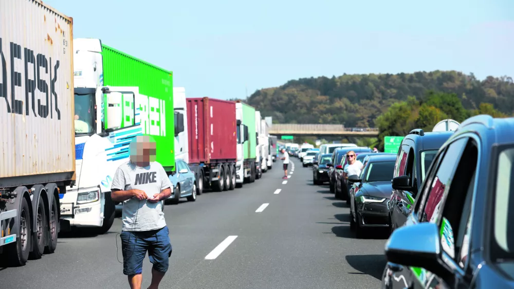 Po najbolj&scaron;em scenariju bo zaplet pri oddaji javnega naročila povzročil kvečjemu enomesečno zamudo pri vzpostavitvi tretjega prometnega pasu na &scaron;tajerski avtocesti, so ocenili na Darsu. Foto: Luka Cjuha