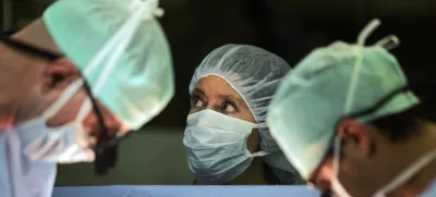 Pacienta so operirali, da so mu odstranili tumor na možganih. Fotografija je simbolična. Foto: Jaka Gasar