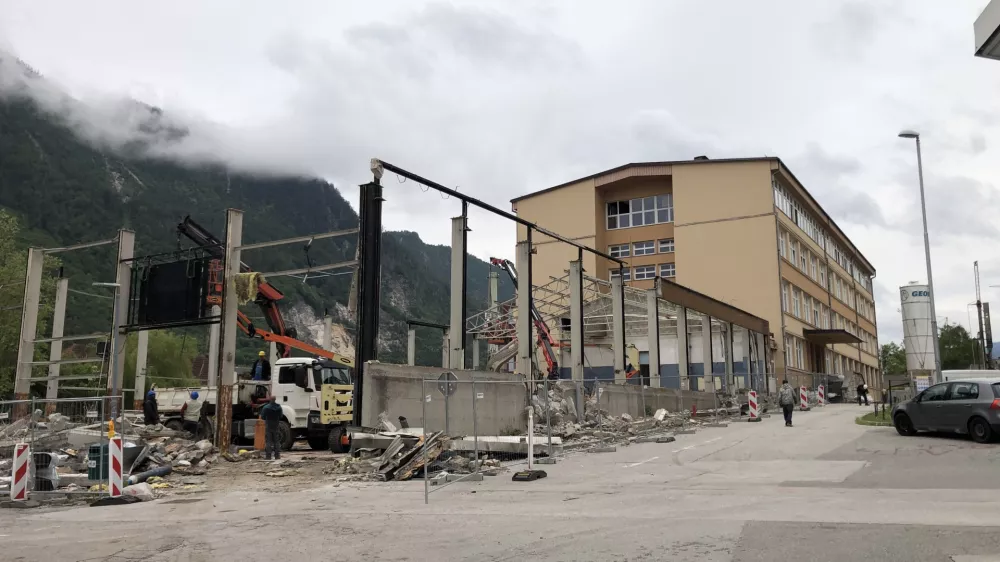 Dela so se že začela &ndash; izvajalci so prej&scaron;nji teden začeli ru&scaron;enje nekdanje delavnice in telovadnice, prihodnji teden bodo poru&scaron;ili &scaron;e glavno stavbo. Foto: Eva Branc