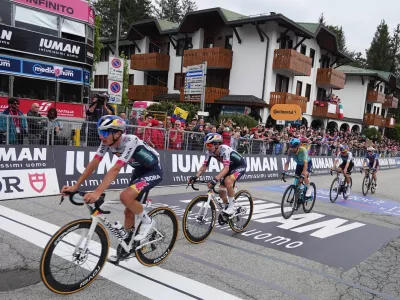 Cycling - Giro d'Italia - Stage 15 - Fiume Veneto to Asiago - Italy - May 25, 2025 Red Bull - BORA - Hansgrohe's Primoz Roglic crosses the finish line with riders after stage 15 REUTERS/Jennifer Lorenzini