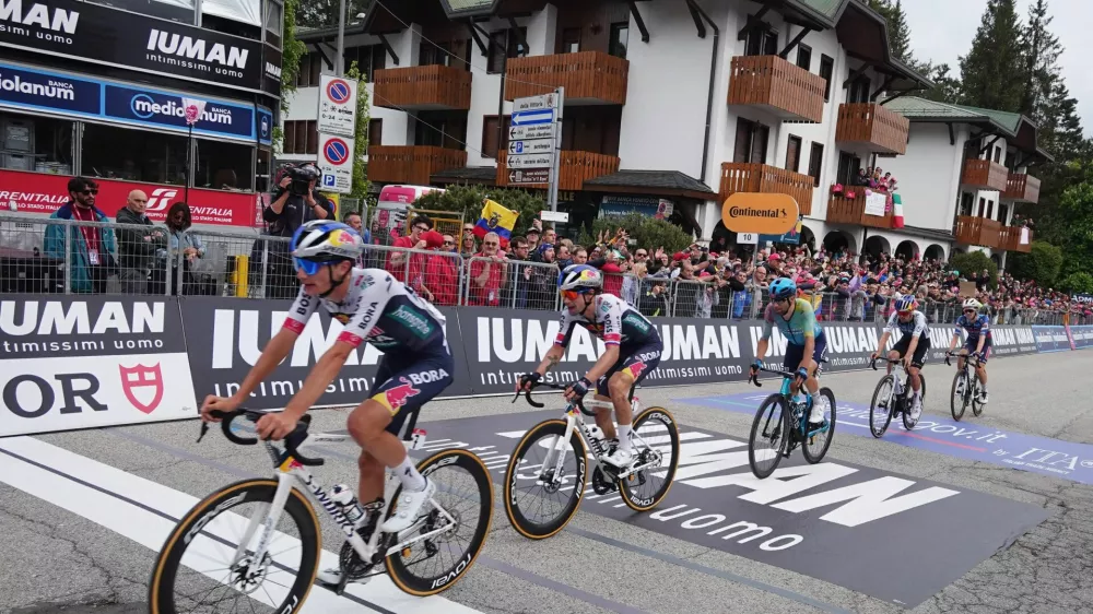 Cycling - Giro d'Italia - Stage 15 - Fiume Veneto to Asiago - Italy - May 25, 2025 Red Bull - BORA - Hansgrohe's Primoz Roglic crosses the finish line with riders after stage 15 REUTERS/Jennifer Lorenzini