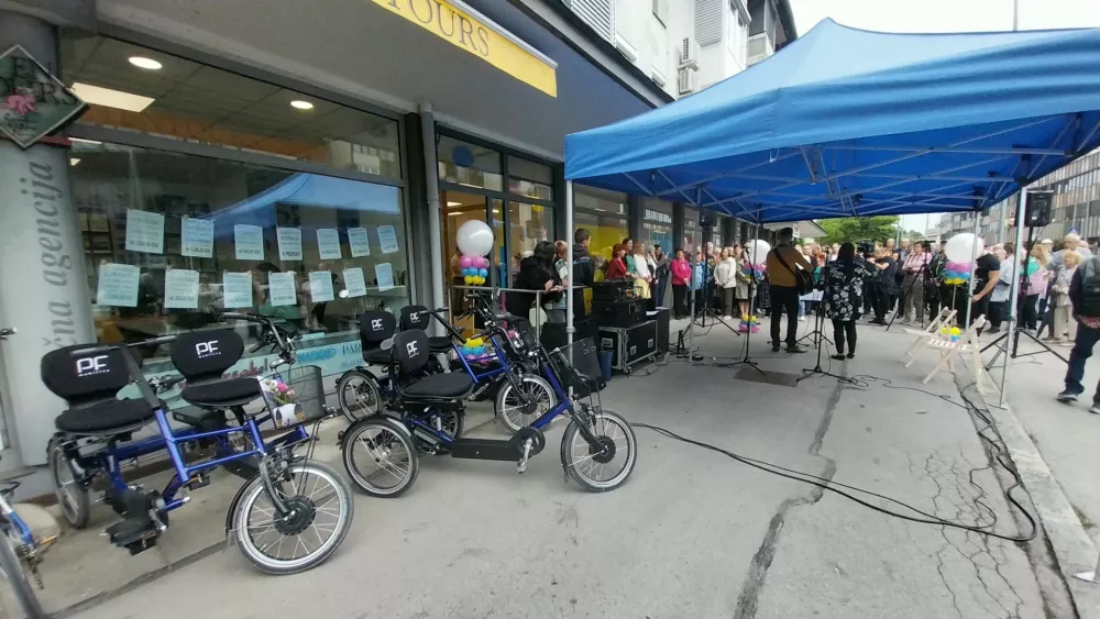 Starej&scaron;i si lahko pred centrom izposodijo prilagojena kolesa in se z njimi odpravijo po &raquo;srčni poti&laquo;.&nbsp;Foto: Vesna Levičnik