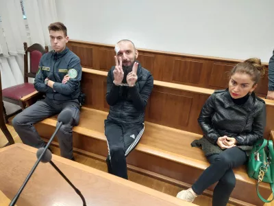 Beka Karanadze na sodi&scaron;ču rad pozira pred objektivi, s pravosodnimi policisti pa precej slab&scaron;e sodeluje. Foto: Mojca Marot