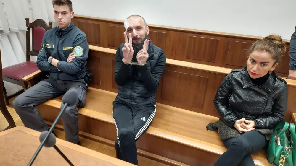 Beka Karanadze na sodi&scaron;ču rad pozira pred objektivi, s pravosodnimi policisti pa precej slab&scaron;e sodeluje. Foto: Mojca Marot