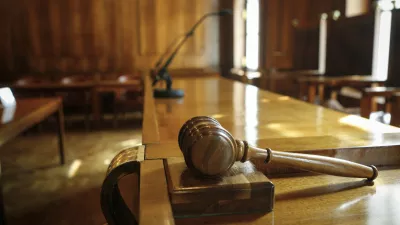 sodni&scaron;ko kladivo - ustavni sodniki razveljavili davek na nepremičnine- 28.3.2014 - ustna razglasitev - Ustavno sodi&scaron;če je ustno razglasilo odločitev glede skladnosti zakona o davku na nepremičnine z ustavo - ustavni sodniki so določili da je zakon o davku na nepremičnine v neskladju z ustavo in ga razveljavilo. Odločitev je bila sprejeta soglasno.//FOTO: Luka Cjuha