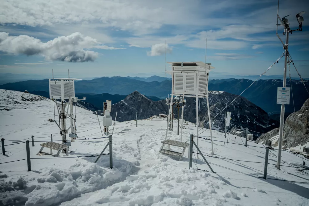Kredarica, observatorij.Dogodek ob zacetku prenove visokogorskega observatorija na Kredarici.