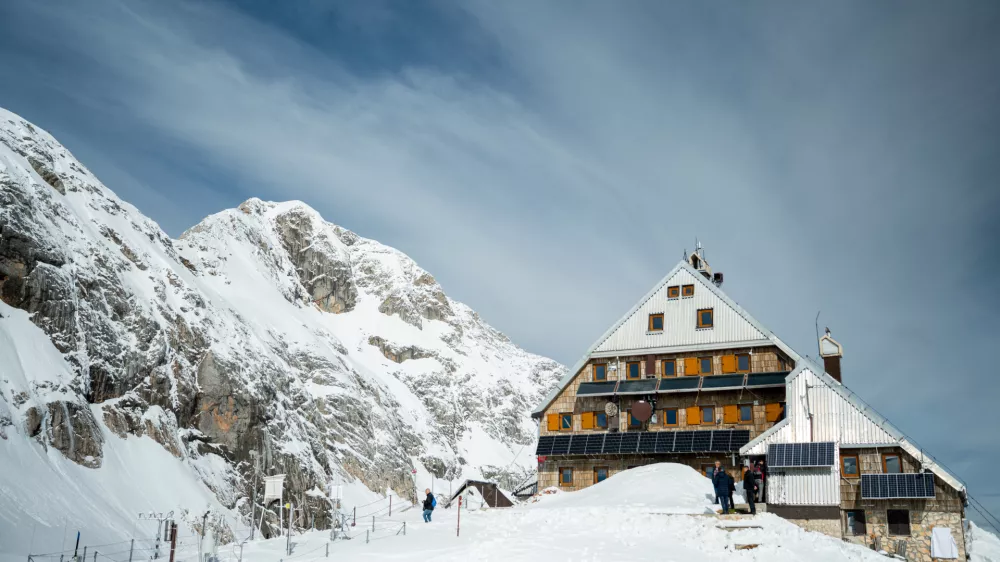 Kredarica, observatorij.Dogodek ob zacetku prenove visokogorskega observatorija na Kredarici.