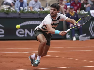 Spain's Carlos Alcaraz returns the ball to Italy's Giulio Zeppieri during their first round match of the French Tennis Open, at the Roland-Garros stadium, in Paris, Monday, May 26, 2025. (AP Photo/Thibault Camus)