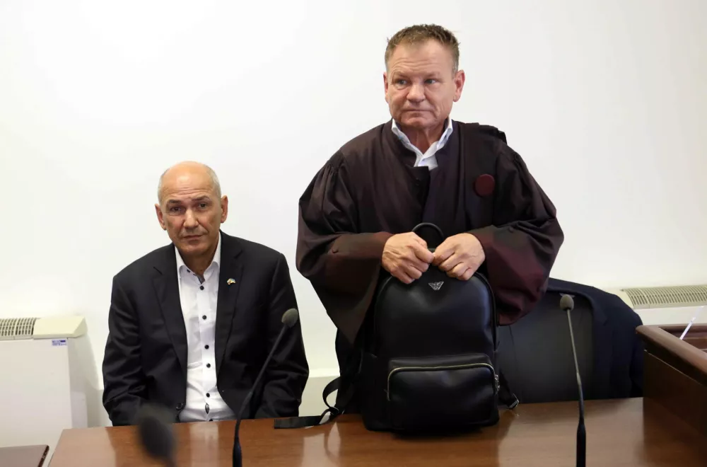 odvetnik Franci MatozJanez Jan&scaron;a- 31.08.2022 &ndash; sojenje predsedniku SDS Janezu Jan&scaron;i - zasebna tožba novinarja Reporterja Igorja Kr&scaron;inarja, zaradi zapisa na Twitterju 15. oktobra 2019, da je "očitno Kr&scaron;inar že na trdi drogi". //FOTO: Tomaž Skale