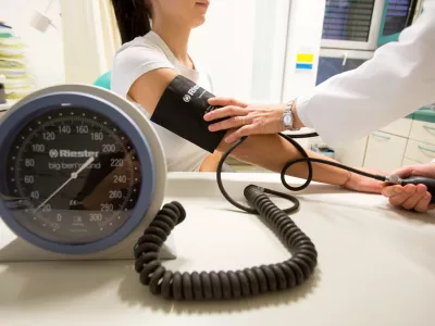 - 21.11.2017, Ljubljana - zdravstvo, ambulanta, zdravnik, merjenje krvnega tlaka, pritiska, ordinacija, kartoteke, predalnikFoto: Matjaž Ru&scaron;t