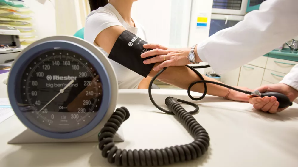 - 21.11.2017, Ljubljana - zdravstvo, ambulanta, zdravnik, merjenje krvnega tlaka, pritiska, ordinacija, kartoteke, predalnikFoto: Matjaž Ru&scaron;t