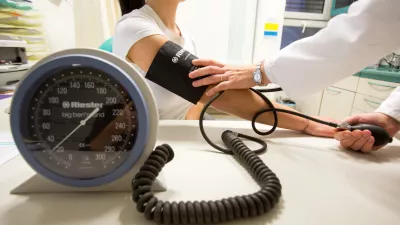 - 21.11.2017, Ljubljana - zdravstvo, ambulanta, zdravnik, merjenje krvnega tlaka, pritiska, ordinacija, kartoteke, predalnikFoto: Matjaž Ru&scaron;t