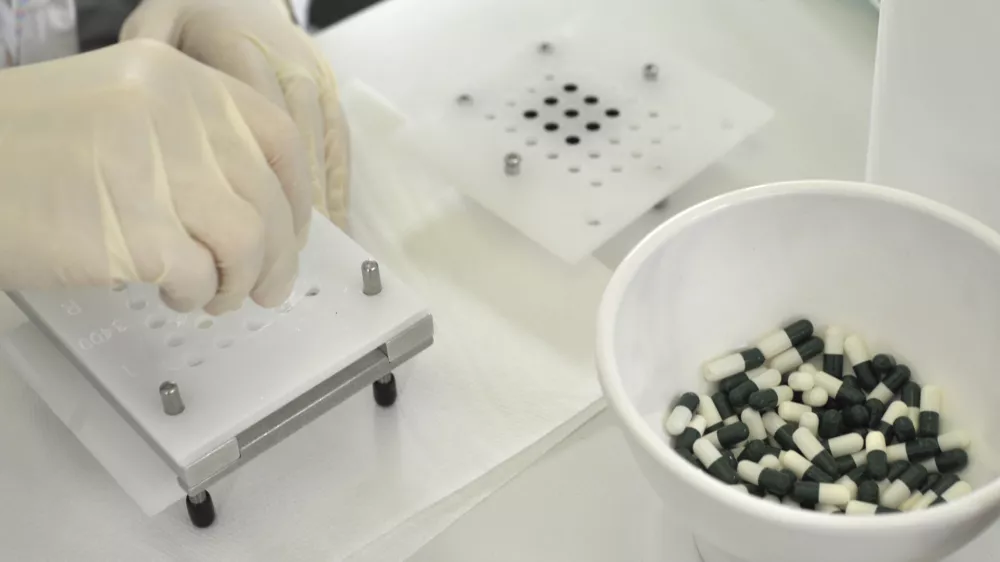 - ilustrativna fotografija farmacija, zdravila, kapsule, tablete- 5. Informativa 2013 - sejem izobraževanja, &scaron;tipendiranja in zaposlovanja v Sloveniji  //FOTO: Tomaž Zajel&scaron;nik