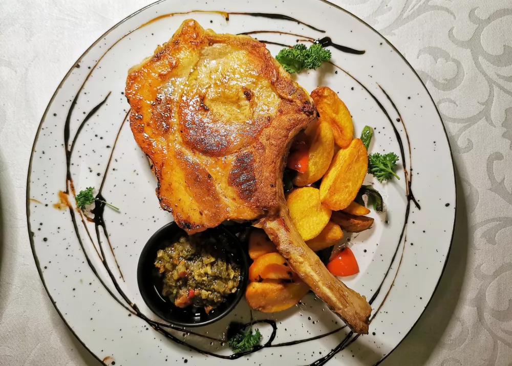 Zarebrnica kr&scaron;kopoljca, Gostilna O&scaron;tirka