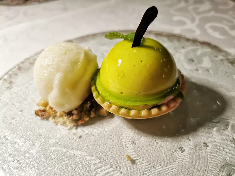 Zeleno jabolko, Gostilna O&scaron;tirka