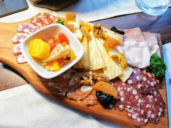 Narezek mesnin in sirov, Gostilna O&scaron;tirka