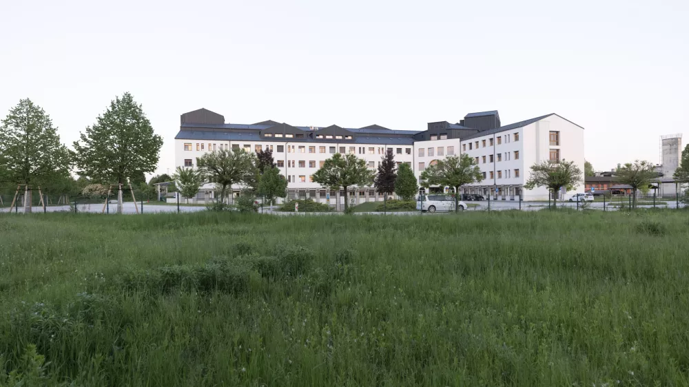 01.05.2025 Zemlji&scaron;ča za URI Soča, kjer je predvidena &scaron;iritev in&scaron;tituta. FOTO: Nik Erik Neubauer