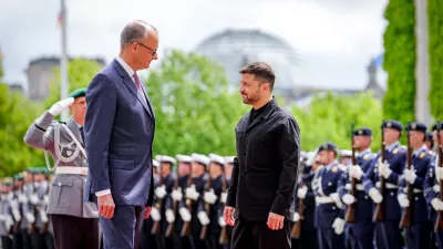 28 May 2025, Berlin: Ukraine's President Volodymyr Zelensky, is greeted with military honors by German Chancellor Friedrich Merz in front of the German Chancellery in Berlin. Photo: Kay Nietfeld/dpa