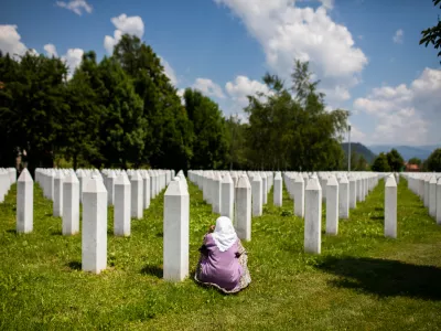 - Srebrenica - vojska bosanskih Srbov je leta 1992 umorila več kot 8000 Bo&scaron;njakov.- Spominski center Potočari posvečen žrtvam pokola v Srebrenici leta 1992 - - 08.06.2021 &ndash; Bosna in Hercegovina (BIH) &ndash; Srebrenica - reportaža ob obsodbi na dosmrtno zaporno kazen nekdanjega voja&scaron;kega poveljnika bosanskih Srbov Ratka Mladića v Haagu 08.06.2021 obsojenega genocida ter zločinov proti človečnosti in vojnih zločinov med vojno v BiH med letoma 1992 in 1995.    //FOTO: Bojan Velikonja