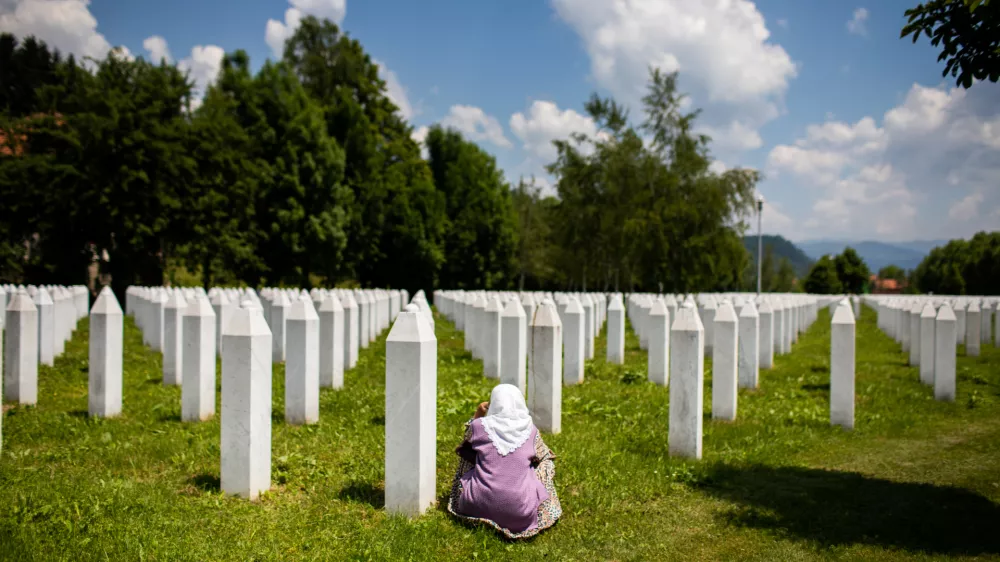 - Srebrenica - vojska bosanskih Srbov je leta 1992 umorila več kot 8000 Bo&scaron;njakov.- Spominski center Potočari posvečen žrtvam pokola v Srebrenici leta 1992 - - 08.06.2021 &ndash; Bosna in Hercegovina (BIH) &ndash; Srebrenica - reportaža ob obsodbi na dosmrtno zaporno kazen nekdanjega voja&scaron;kega poveljnika bosanskih Srbov Ratka Mladića v Haagu 08.06.2021 obsojenega genocida ter zločinov proti človečnosti in vojnih zločinov med vojno v BiH med letoma 1992 in 1995.    //FOTO: Bojan Velikonja