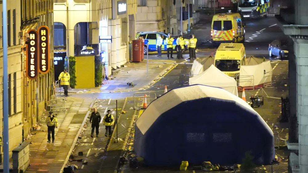26 May 2025, United Kingdom, Liverpool: The scene on Water Street near the Liver Building in Liverpool after a 53-year-old white British man was arrested when a car plowed into a crowd during Liverpool FC's victory parade. Photo: Danny Lawson/PA Wire/dpa