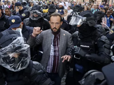 - pridržan raper Zlatan&nbsp;Čordić &ndash; Zlatko, - 05.10.2021 - protestni shod v Ljubljani -protest - Slovenija gostila vrh EU-Zahodni Balkan &ndash; vlada prvič v zgodovini samostojne Slovenije aktivirala 9. člen Zakona o nalogah in pooblastilih policije, da zaradi velike verjetnosti huj&scaron;ih kr&scaron;itev javnega reda za dva dni omeji oz. prepove gibanje v Ljubljani, na Bledu in v okolici Brda pri Kranju.  /FOTO: Jaka Gasar 