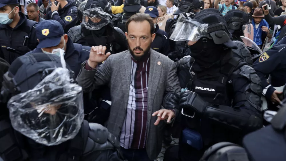 - pridržan raper Zlatan&nbsp;Čordić &ndash; Zlatko, - 05.10.2021 - protestni shod v Ljubljani -protest - Slovenija gostila vrh EU-Zahodni Balkan &ndash; vlada prvič v zgodovini samostojne Slovenije aktivirala 9. člen Zakona o nalogah in pooblastilih policije, da zaradi velike verjetnosti huj&scaron;ih kr&scaron;itev javnega reda za dva dni omeji oz. prepove gibanje v Ljubljani, na Bledu in v okolici Brda pri Kranju.  /FOTO: Jaka Gasar 