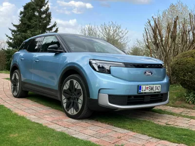 Explorer zagotavlja dobre vozne lastnosti, sedi se udobno in po želji tudi visoko. Dodana vrednost je pametni ključ, ki samodejno odklepa in zaklepa avto. Foto: Matej &Scaron;takul