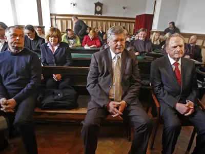 nekdanji član razpisne komisije pri kontroli zračnega prometa Tomaž Žibert (dve leti in &scaron;est mesecev zapora ter 15.000 evrov kazni), nekdanja direktorica Vegrad Hilda Tov&scaron;ak (leto in dva meseca zapora ter 10.000 evrov kazni), nekdanji direktor Primorja Du&scaron;an Črnigoj (leto in pet mesecev zapora ter 11.000 evrov kazni), nekdanji predsednik uprave SCT Ivan Zidar (leto in pet mesecev zapora ter 11.000 evrov kazni)- razglasitev sodbe v primeru Čista lopata - - sojenje zoper osmerico v gradbeni aferi Čista lopata, ki so obtoženi kaznivih dejanj sprejemanja in dajanja daril ter dajanj pomoči k omenjenimi kaznivima dejanjema pri postopku javnega naročila za gradnjo kontrolnega stolpa na Letali&scaron;ču Jožeta Pučnika LjubljanaFOTO: Bojan Velikonja