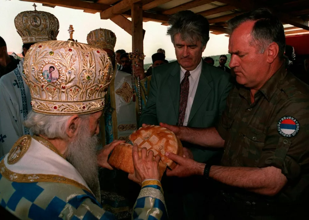 Ratko mladić (na fotografiji desno)