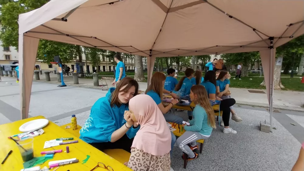 &Scaron;tevilčna je bila tudi skupina prostovoljcev iz vrst dijakov &scaron;portne gimnazije &Scaron;i&scaron;ka, ki so pripravili poligon in ponudili poslikavo obraza. F Vesna Levičnik