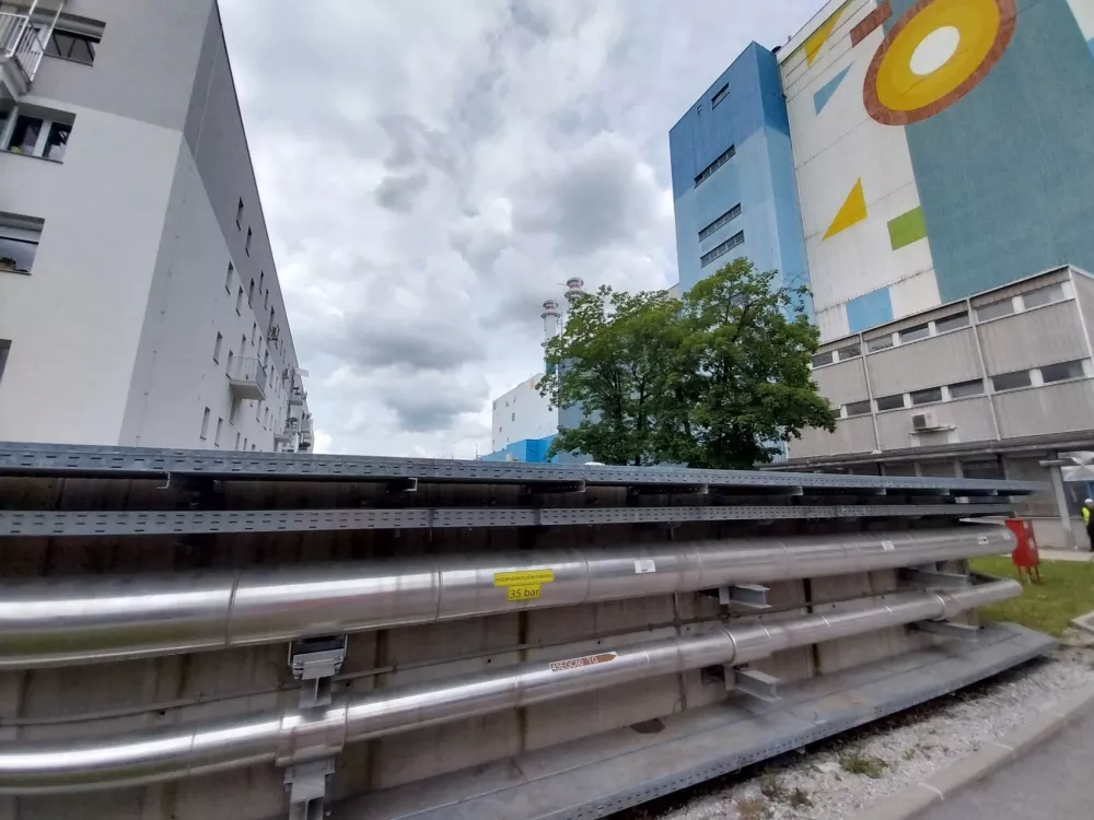 Energetike Ljubljana - plinsko-parna enota PPE - TETOL - cevi, ki dovajajo v ppe zemeljski plin ali ekstra lahko kurilno olje