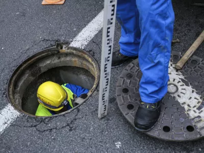 delavci sektorja kanalizacija Javnega podjetja VO-KA - vodovodni ja&scaron;ek- 31.03.2015 - Ljubljana - Ljubljansko kanalizacijsko omrežje - kanalizacijski sistem, Javno Podjetje Vodovod - Kanalizacija (VO-KA)   //FOTO: Jaka Gasar