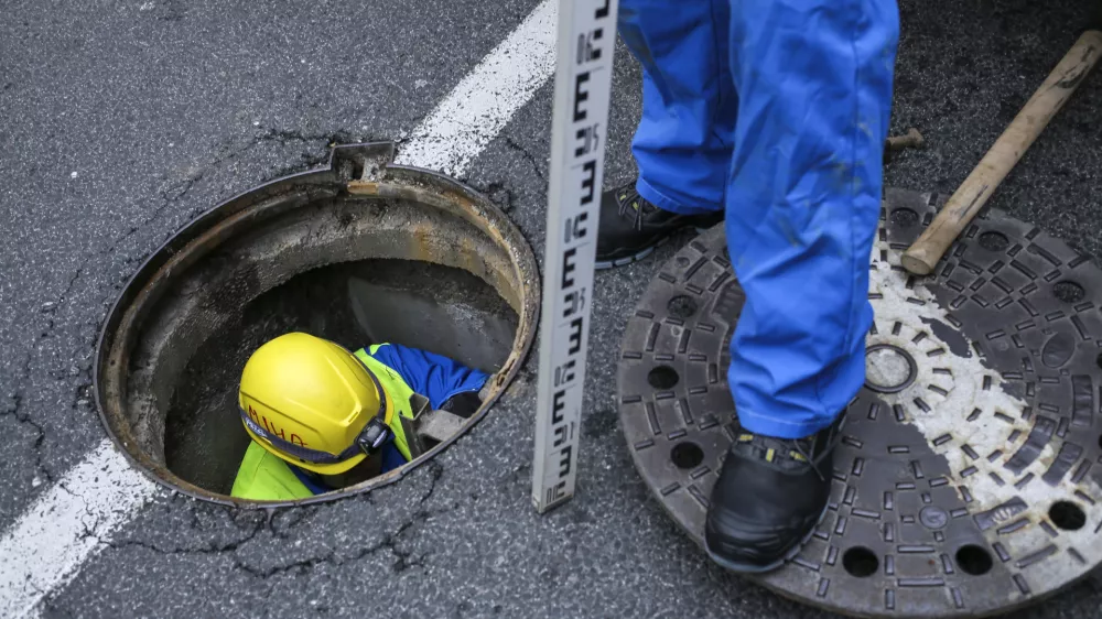 delavci sektorja kanalizacija Javnega podjetja VO-KA - vodovodni ja&scaron;ek- 31.03.2015 - Ljubljana - Ljubljansko kanalizacijsko omrežje - kanalizacijski sistem, Javno Podjetje Vodovod - Kanalizacija (VO-KA)   //FOTO: Jaka Gasar