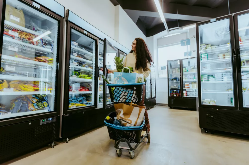 Uporabniki, ki najpogosteje posegajo po spletnih nakupih živil, prihajajo iz treh značilnih skupin. Prvi so mladi profesionalci, ki živijo hitro in urbano, hkrati pa i&scaron;čejo priročne re&scaron;itve, ki se prilagajajo njihovemu ritmu. 