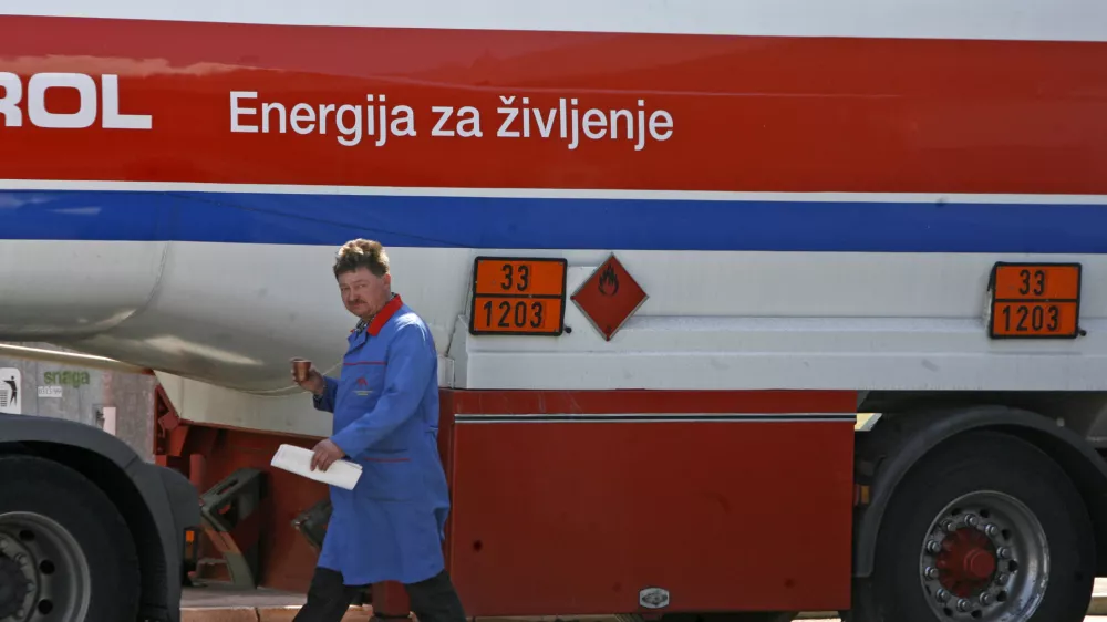 cisterna za prevoz goriva- PETROL d.d. - Petrolovo skladi&scaron;če goriv Zalog - Ka&scaron;elj, //FOTO: Bojan Velikonja