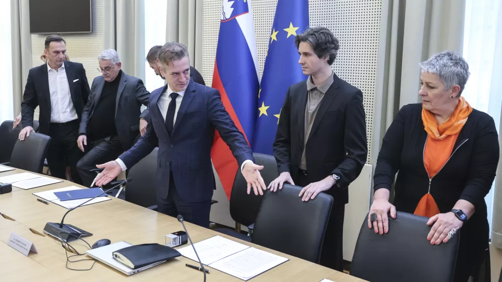 Lidija Jerkič, Luka Mesec, Matjaž Han, Robert Golob, Klemen Bo&scaron;tjančič, Marjan Trobi&scaron;- 02.04.2025 - podpis dogovora socialnih partnerjev o noveli zakona o pokojninskem in invalidskem zavarovanju, na katerem bodo predstavili usklajene spremembe sistema pokojninskega in invalidskega zavarovanja//FOTO: Jaka Gasar