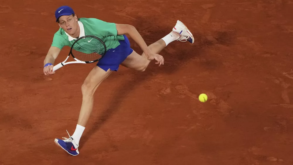 Italy's Jannik Sinner returns the ball against France's Arthur Rinderknech during a first-round match of the French Tennis Open at the Roland-Garros stadium in Paris, Monday, May 26, 2025. (AP Photo/Lindsey Wasson)
