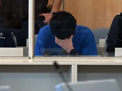 27 May 2025, North Rhine-Westphalia, Duesseldorf: The accused in the courtroom of the Higher Regional Court. Syrian Issa Al H. (27) is accused of stabbing three people to death at the "Festival of Diversity" city festival. The accused is charged with three counts of murder, ten counts of attempted murder and membership of a terrorist organization. Photo: Federico Gambarini/dpa