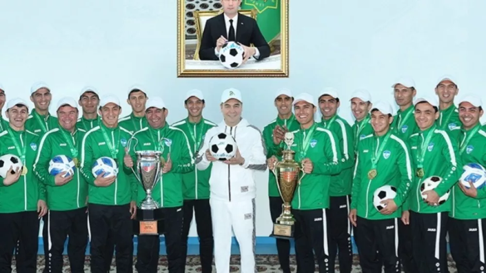 Nekdanji predsednik Turkmenistana Gurbanguli Berdimukhamedov z mo&scaron;tvom Arkadaga. 