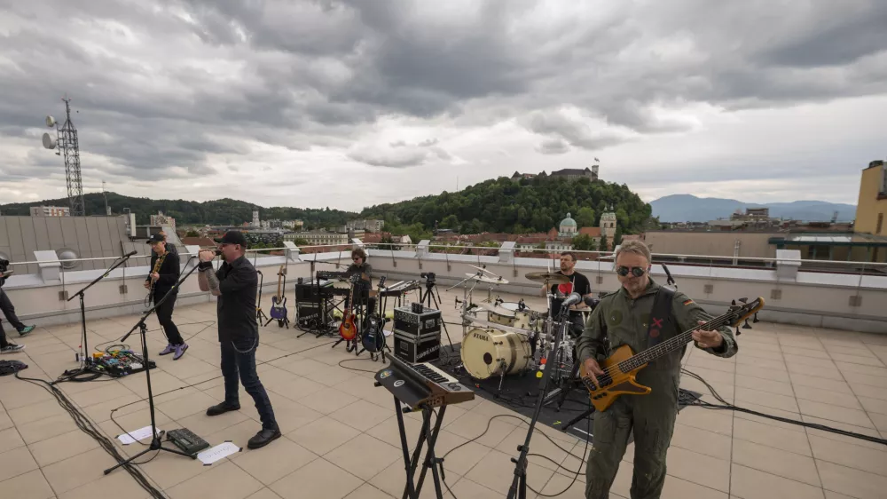 Ljubljana, streha Radia Slovenija.Medijski dogodek ob 30-letnici slovenske glasbene skupine Siddharta, na katerem so predstavili podkast Pot do X.