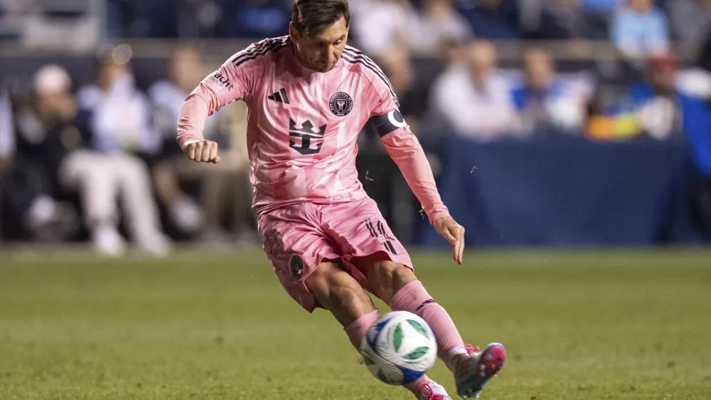 Inter Miami's Lionel Messi kicks the free kick for a goal during the second half of an MLS soccer match against the Philadelphia Union, Saturday, May 24, 2025, in Chester, Pa.. (AP Photo/Chris Szagola)