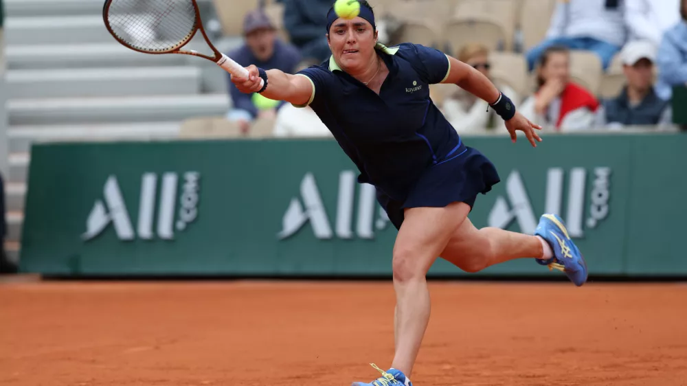 27 May 2025, France, Paris: Tunisian tennis player Ons Jabeur in action against Poland's Magdalena Frech during their women's singles first round tennis match of the French Open tennis tournament (Roland-Garros). Photo: Marcin Cholewinski/ZUMA Press Wire/dpa