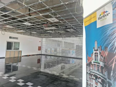 Notranjost potni&scaron;kega terminala že skoraj leto dni čaka na sanacijo. Foto: Tomaž Klip&scaron;teter