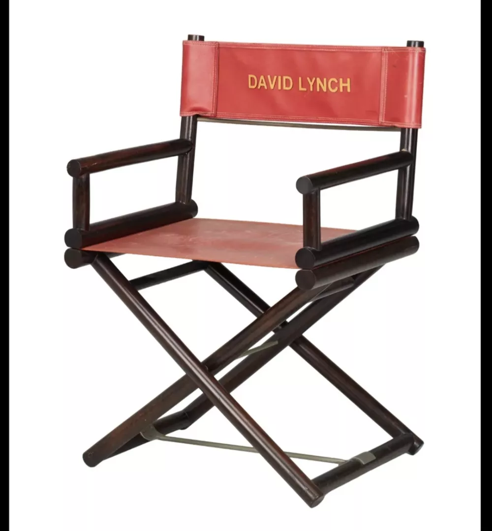 Režiserski stol z njegovim imenom napisanem v zlatih črkah. Na naslonjalu stola je njegovo ime v zlati barvi. Trenutna ponudba v času pisanja tega besedila  F Julien's Auctions