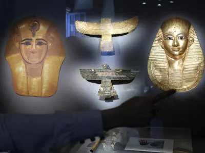 The golden funerary mask at the treasure Tomb of Amenemope at Tanis with other artefacts is displayed, on the day of a press conference held by the Supreme Council of Egyptian Antiquities and the Italian Embassy, in Cairo, Egypt, May 29, 2025. They announced the upcoming exhibition titled "Treasures of the Pharaohs," which will run from October 24, 2025, to May 3, 2026, at Rome's Scuderie del Quirinale, the exhibition will feature masterpieces of pharaonic art from the Egyptian Museum in Cairo. REUTERS/Amr Abdallah Dalsh