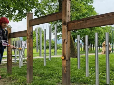 Zvočna zelenica v Celju: vetrne pi&scaron;čali pomirjajo in ustvarjajo posebne vibracije